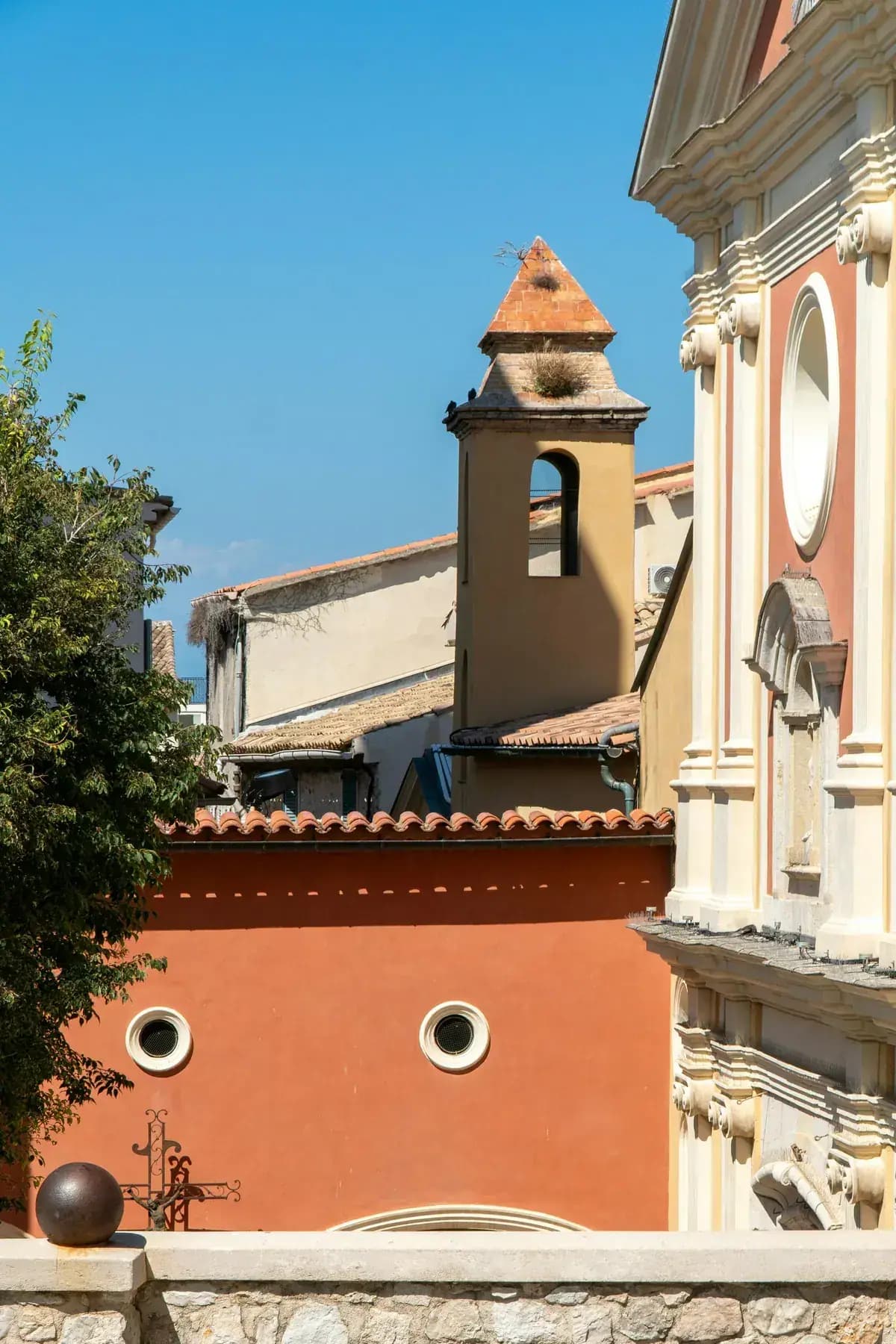 Centre historique méditerranéen : clocher, façades ocres et architecture provençale